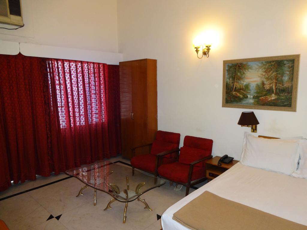 Alka Premiere Hotel New Delhi Room photo